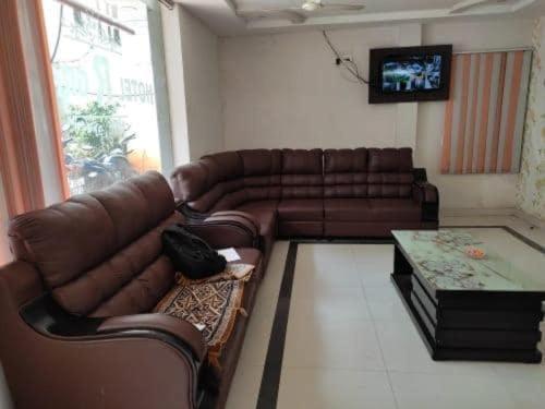 Oyo Flagship 80855 Hotel R Grand Vijayawada Bagian luar foto