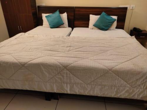 Oyo Flagship 80855 Hotel R Grand Vijayawada Bagian luar foto